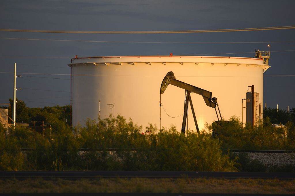 Depo minyak di Midland, Texas, Amerika Serikat pada Juli 2022. AS berusaha membujuk Arab Saudi dan mitranya menambah produksi minyak.  Bujukan itu gagal. Pada 5 Oktober 2022, Arab Saudi dan mitranya di OPEC+ malah memangkas produksi 2 juta barel per hari. 
