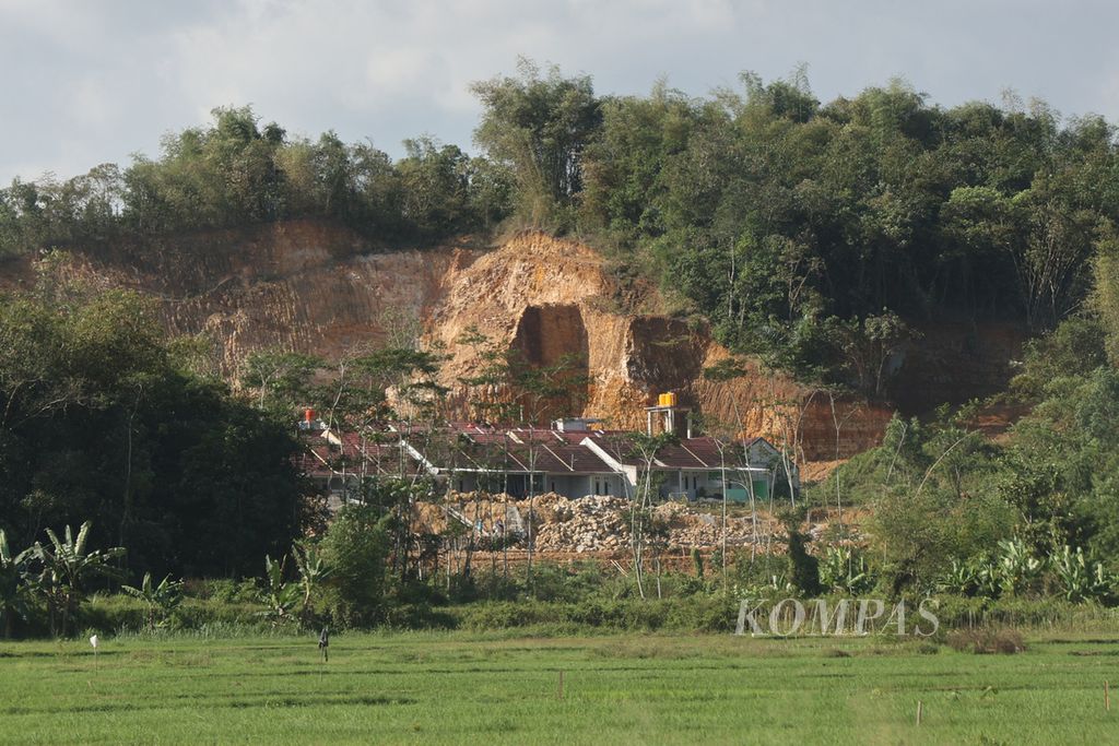 Pembukaan lahan bagi pembangunan rumah subsidi dilakukan dengan mengepras bukit di Desa Sidorejo, Godean, Sleman, Daerah Istimewa Yogyakarta, Senin (17/7/2023). 