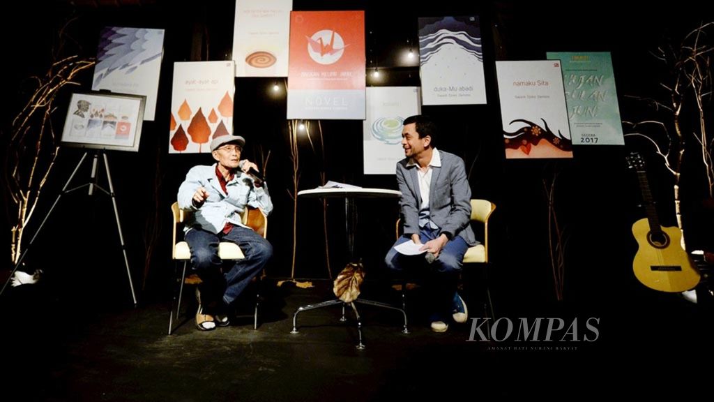 Penyair Sapardi Djoko Damono (kiri) dipandu moderator Tony Thamrin berbicara dalam diskusi Peluncuran Buku dan Musikalisasi Puisi 77 Tahun Sapardi Djoko Damono di Bentara Budaya Jakarta, Rabu (22/3/2017). 