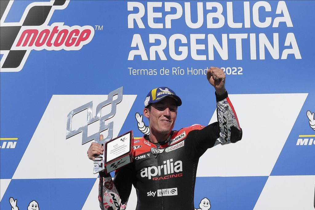 Pebalap tim Aprilia, Aleix Espargaro, merayakan kemenangannya pada MotoGp seri Argentina di Sirkuit Termas de Rio Hondo, Argentina, Senin (4/4/2022). Ini merupakan kemenangan pertama Aleix Espargaro di ajang MotoGP. 