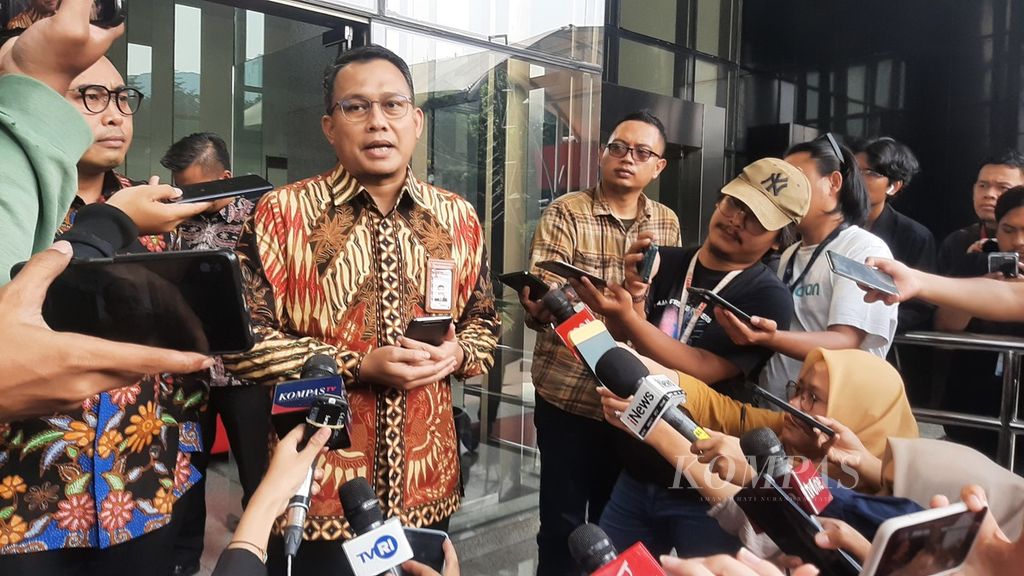 Kepala Bagian Pemberitaan KPK Ali Fikri saat memberikan keterangan pers di Gedung KPK, Jakarta, Senin (2/10/2023).