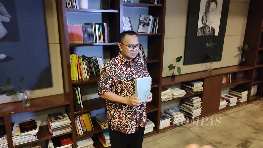 Mantan Menteri Energi dan Sumber Daya Mineral Sudirman Said dalam peluncuran buku antologi keduanya <i>Bergerak dengan Kewajaran</i>, Kamis (30/11/2023), di Jakarta. 