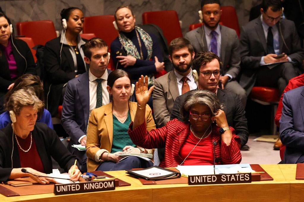 Wakil Tetap Amerika Serikat untuk PBB Linda Thomas-Greenfield (barisan depan, kanan) mengangkat tangan sebagai isyarat abstain dalam pemungutan suara atas sebuah rancangan resolusi terkait konflik Hamas-Israel dalam sidang Dewan Keamanan PBB di Markas Besar PBB, New York, AS, 22 Desember 2023. 