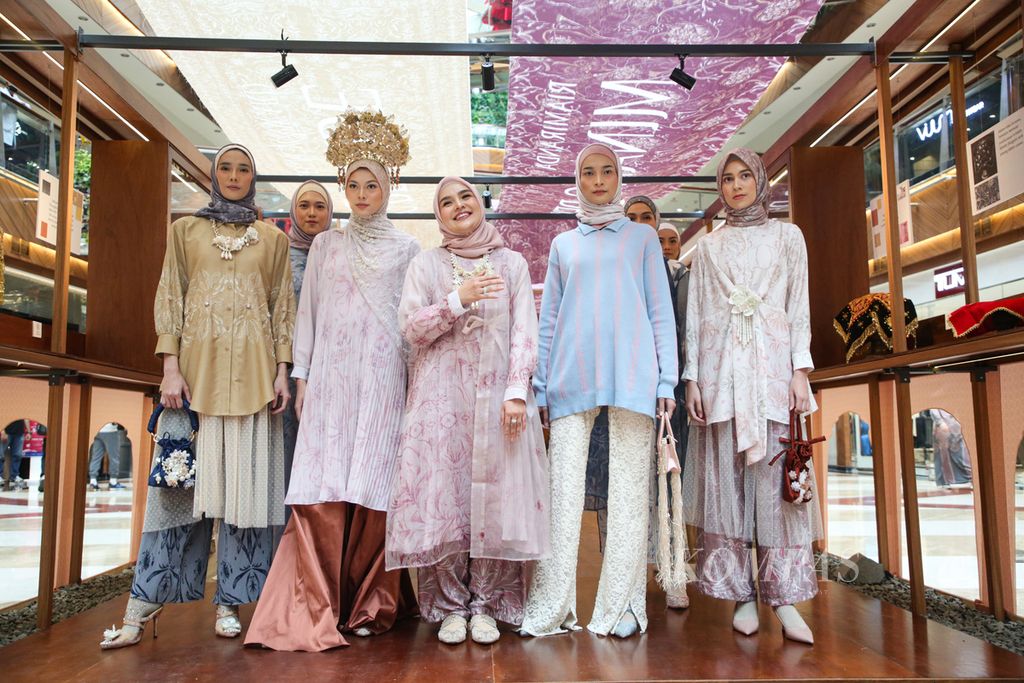 Desainer Ria Miranda menggelar pameran mini perjalanan satu dekade Minang Heritage di Pondok Indah Mall, Jakarta, Selasa (14/2/2023).