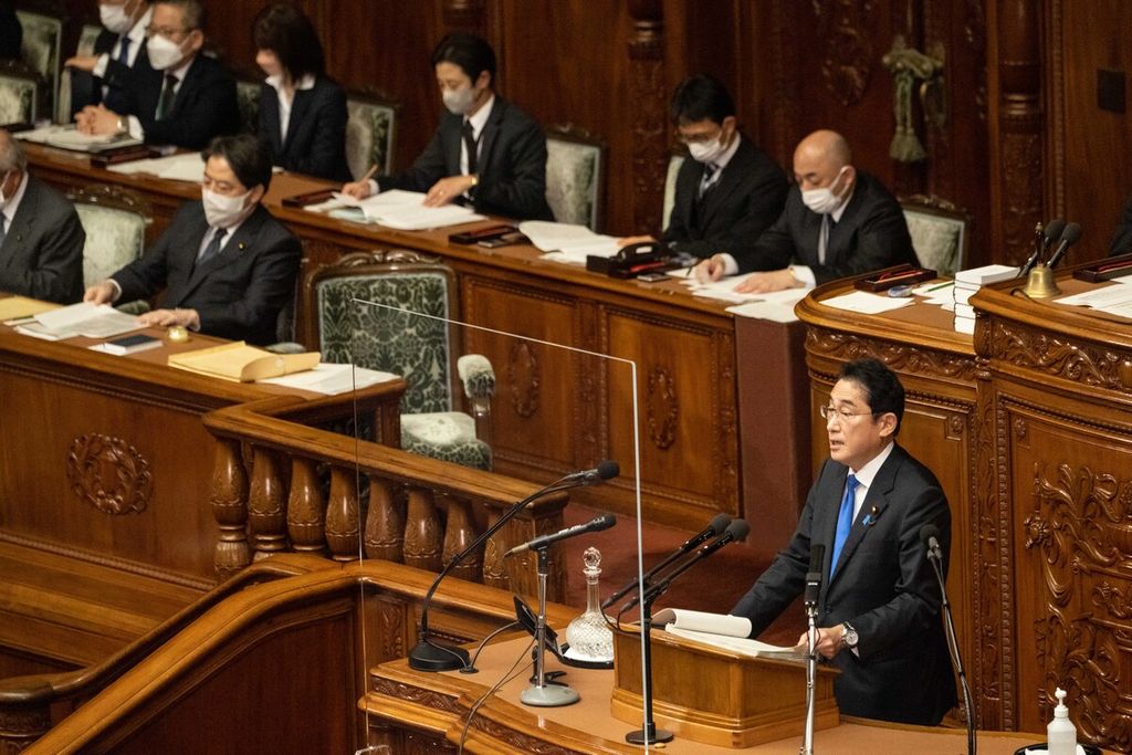 Japan's Prime Minister Fumio Kishida (R-podium) delivers a policy speech at the Ordinary Diet session in Tokyo on January 23, 2023. (Photo by Yuichi YAMAZAKI / AFP) 