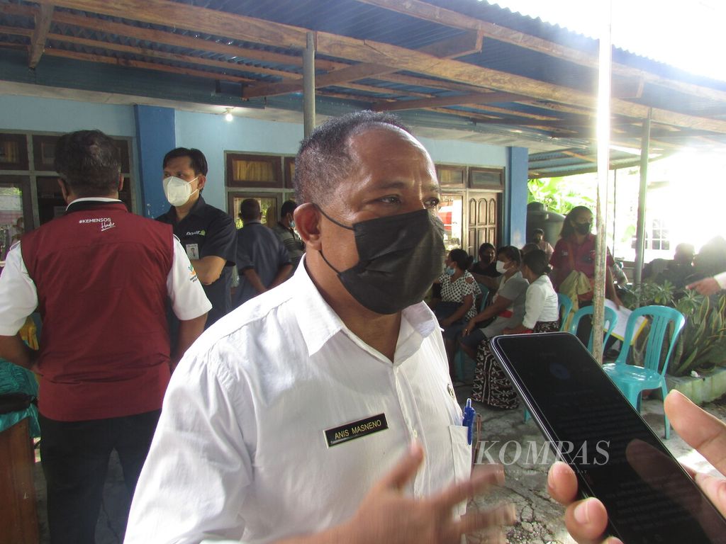 Kepala Dinas Sosial Kabupaten Kupang Anis Masneno memberi penjelasan kepada media mengenai bantuan Program Keluarga Harapan (PKH) bagi warga di wilayah itu, Rabu (2/3/2022).