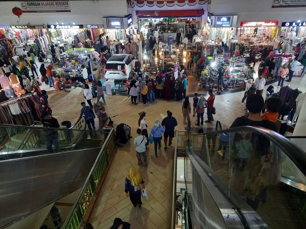 Suasana Pasar Tanah Abang sepekan sebelum Lebaran, di Jakarta, Kamis (13/4/2023).