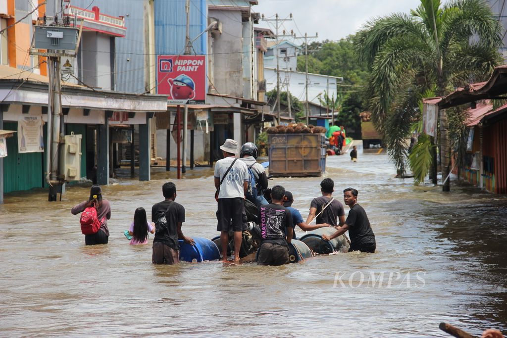 Banjir di jalan trans-Kalimantan, Kecamatan Nanga Tayap, Kabupaten Ketapang, Kalimantan Barat, Kamis (13/10/2022).
