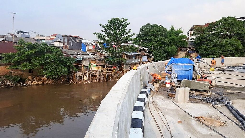 Para pekerja mengerjakan proyek normalisasi Sungai Ciliwung di Kelurahan Bukit Duri, Jakarta Selatan, Rabu (15/11/2017).