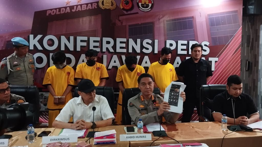 Polda Jabar menggelar konferensi pers upaya penegakan hukum kasus judi daring di Bandung, Jawa Barat, Kamis (27/6/2024). Pihak kepolisian menangkap empat pelaku judi daring dalam dua hari terakhir.