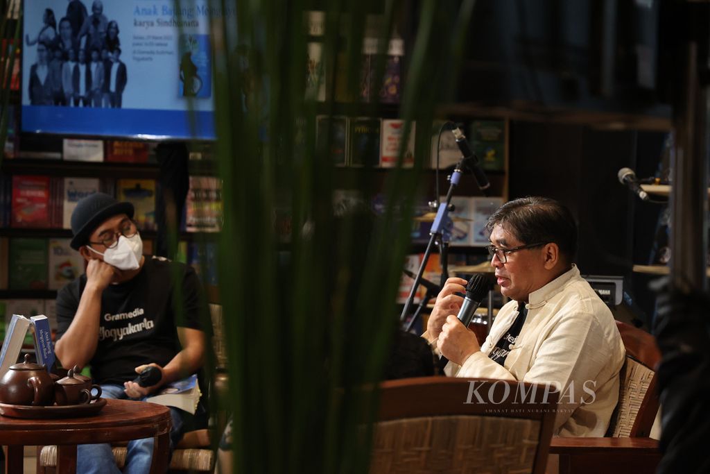 Budayawan Sindhunata menjelaskan proses penulisan buku novel Anak Bajang Mengayun Bulan pada acara peluncuran buku tersebut di toko buku Gramedia, Yogyakarta, Selasa (29/3/2022). 