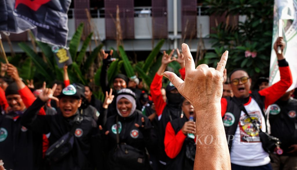 Para pendukung pasangan capres-cawapres Ganjar Pranowo-Mahfud MD di luar gedung Jakarta Convention Center, Jakarta, menjelang Debat Putaran Ke-5 Calon Presiden Pemilu 2024, Minggu (4/2/2023). 