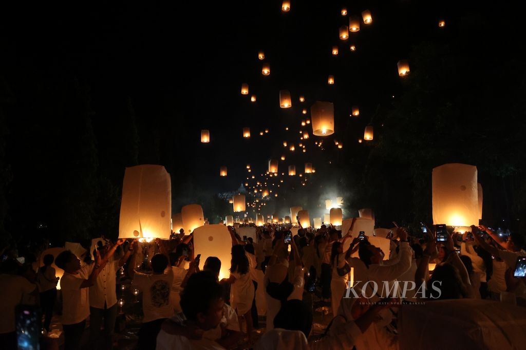Peserta menerbangkan lampion dalam kegiatan Festival Lampion Waisak di kompleks Candi Borobudur, Magelang, Jawa Tengah, Minggu (4/6/2023). Sebanyak 2.567 lampion disiapkan untuk dilepaskan oleh peserta kegiatan tersebut pada tahun ini. 