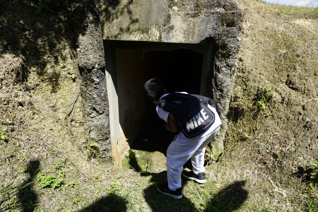 Seorang anak sekolah melihat bagian dalam bunker pengintai di Situs Peningki Lama di Kelurahan Mamburungan, Kecamatan Tarakan Timur, Tarakan, Kalimantan Utara, Senin (22/7/2019). Belanda menduduki tarakan sebab menemukan cadangan minyak pada tahun 1904.