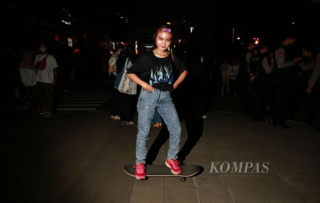 Mpi (15) dari Bojonggede berpose di atas <i>skateboard </i>di kawasan Dukuh Atas, Kecamatan Tanah Abang, Jakarta Pusat, Jumat (22/7/2022). Kawasan tersebut makin ramai dikunjungi para remaja yang datang dari berbagai daerah dengan pakaian dan gaya yang nyentrik. 