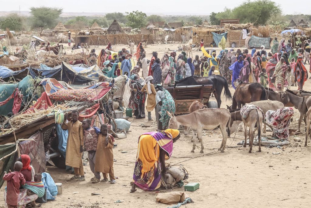Pengungsi Sudan dari daerah Tandelti yang menyeberang ke Chad berada di tempat pengungsian sementara di Koufroun, dekat Echbara, Minggu (30/4/2023). 