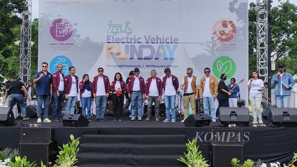 Sejumlah pejabat negara dan parlemen, antara lain Menteri Energi dan Sumber Daya Mineral Arifin Tasrif, Menteri Pemberdayaan Perempuan dan Perlindungan Anak I Gusti Ayu Bintang Darmawati, dan Ketua DPR Puan Maharani, serta pemengaruh (<i>influencer</i>) hadir pada Electric Vehicle Funday di Plaza Timur, Gelora Bung Karno, Jakarta, Minggu (18/12/2022). 