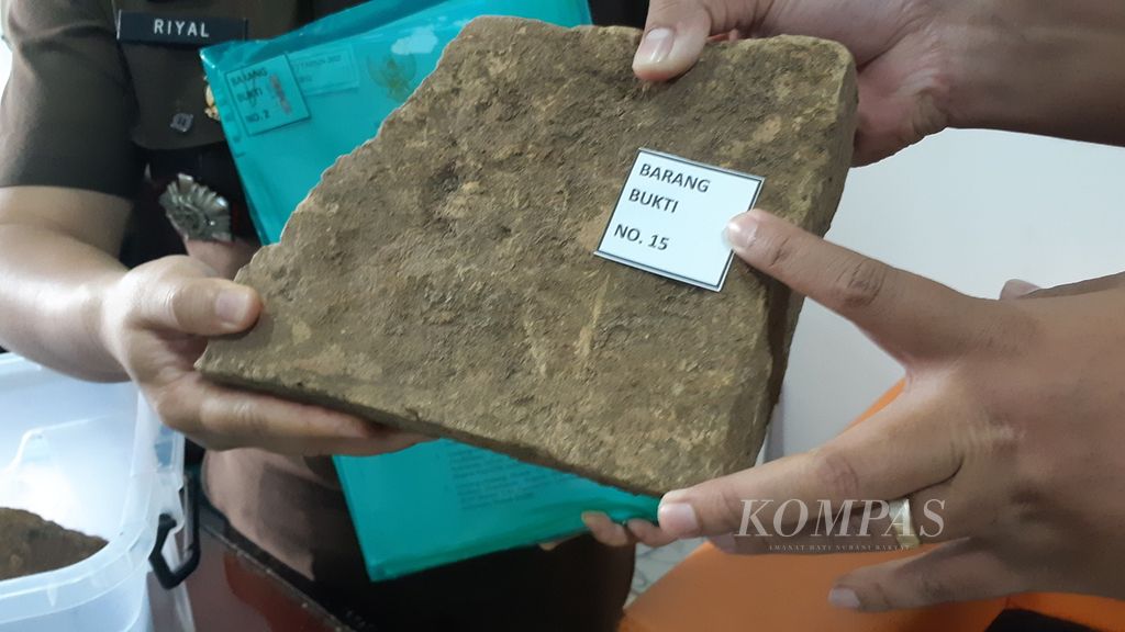 Pegawai Kejaksaan Negeri Sukoharjo menunjukkan barang bukti yang menjadi berkas perkara dalam kasus penjebolan Benteng Keraton Kartasura, di Kantor Kejaksaan Negeri Sukoharjo, Jawa Tengah, Senin (3/10/2022).