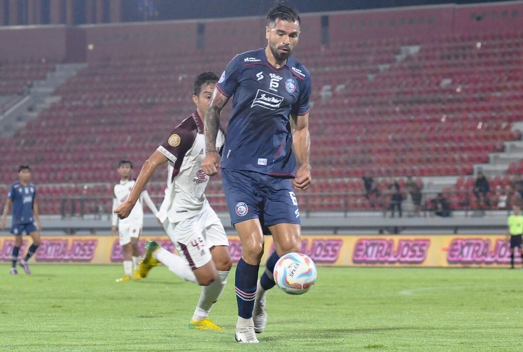 Arema FC secured a victory over PSM Makassar in the continued match of BRI League 1 2023/2024 on matchweek 33 at Kapten I Wayan Dipta Stadium in Gianyar, Thursday (25/4/2024) night. Arema FC documentation shows the moment when Arema FC player Sneyder Julian Guevara Munoz dribbled the ball during the match at Kapten I Wayan Dipta Stadium on Thursday (25/4/2024).