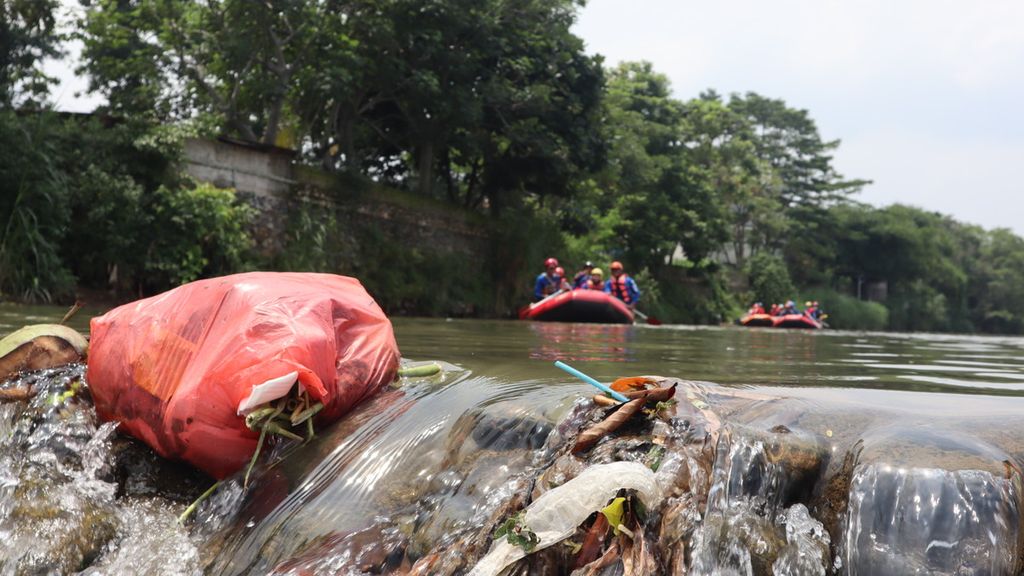 Kantong berisi sampah rumah tangga masih banyak ditemukan di Sungai Ciliwung. Sampah plastik itu tidak hanya mengotori sungai, tetapi juga sulit terurai sehingga menumpuk dan menjadi salah satu penyebab banjir.