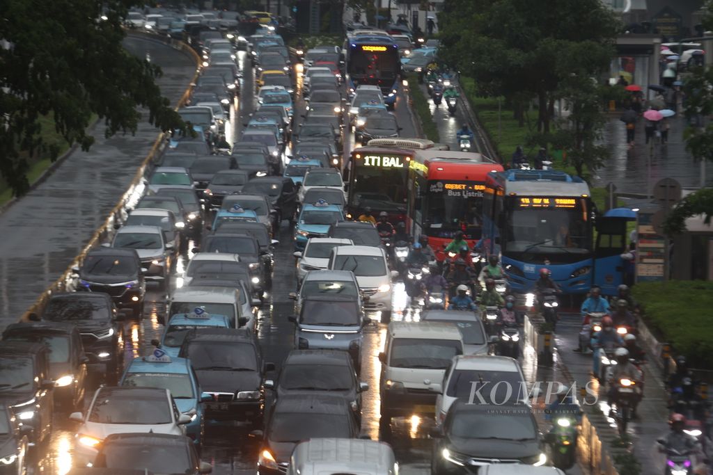 Kemacetan lalu lintas pada jam pulang kerja di Jalan Jenderal Sudirman, Jakarta Selatan, Kamis (1/2/2024).