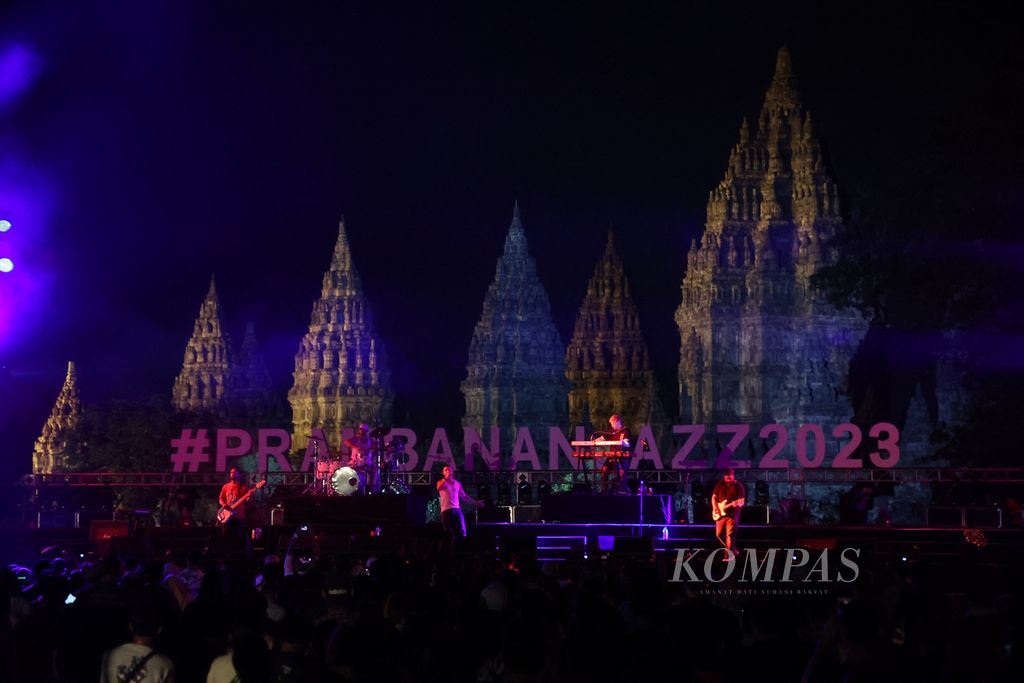 Grup Lukas Graham dari Denmark tampil dalam konser Prambanan Jazz Festival di kompleks Candi Prambanan, Sleman, DI Yogyakarta, Jumat (14/7/2023). Konser musik tahunan itu pada tahun ini digelar selama enam hari dan dihadiri ribuan penonton.