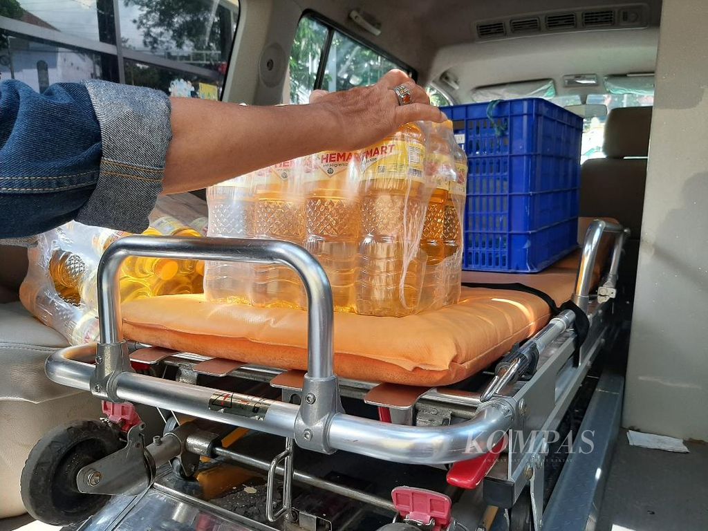 Botol-botol minyak goreng kemasan diletakkan di atas tandu dalam ambulans milik salah satu puskesmas di Kabupaten Temanggung, Jawa Tengah, Jumat (8/4/2022). Minyak goreng ini disiapkan sebagai hadiah bagi warga lansia yang menjalani vaksinasi.