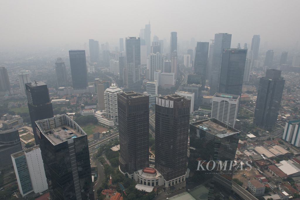 Foto udara deretan gedung pencakar langit di kawasan Kuningan, Jakarta, Senin (7/8/2023). Badan Pusat Statistik mencatat, di tengah perekonomian global yang diperkirakan melambat dan menurunnya tren komoditas ekspor unggulan, perekonomian Indonesia pada triwulan II-2023 tumbuh 5,17 persen. Angka ini lebih tinggi 0,14 persen dari pertumbuhan ekonomi triwulan I-2023.