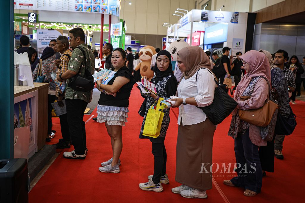 Pengunjung mengantre untuk mendapatkan minuman gratis dari salah satu brand kuliner dalam Info Franchise &amp; Business Concept Expo 2024 di Indonesia Convention Exhibition BSD, Kabupaten Tangerang, Banten, Jumat (23/2/2024). 