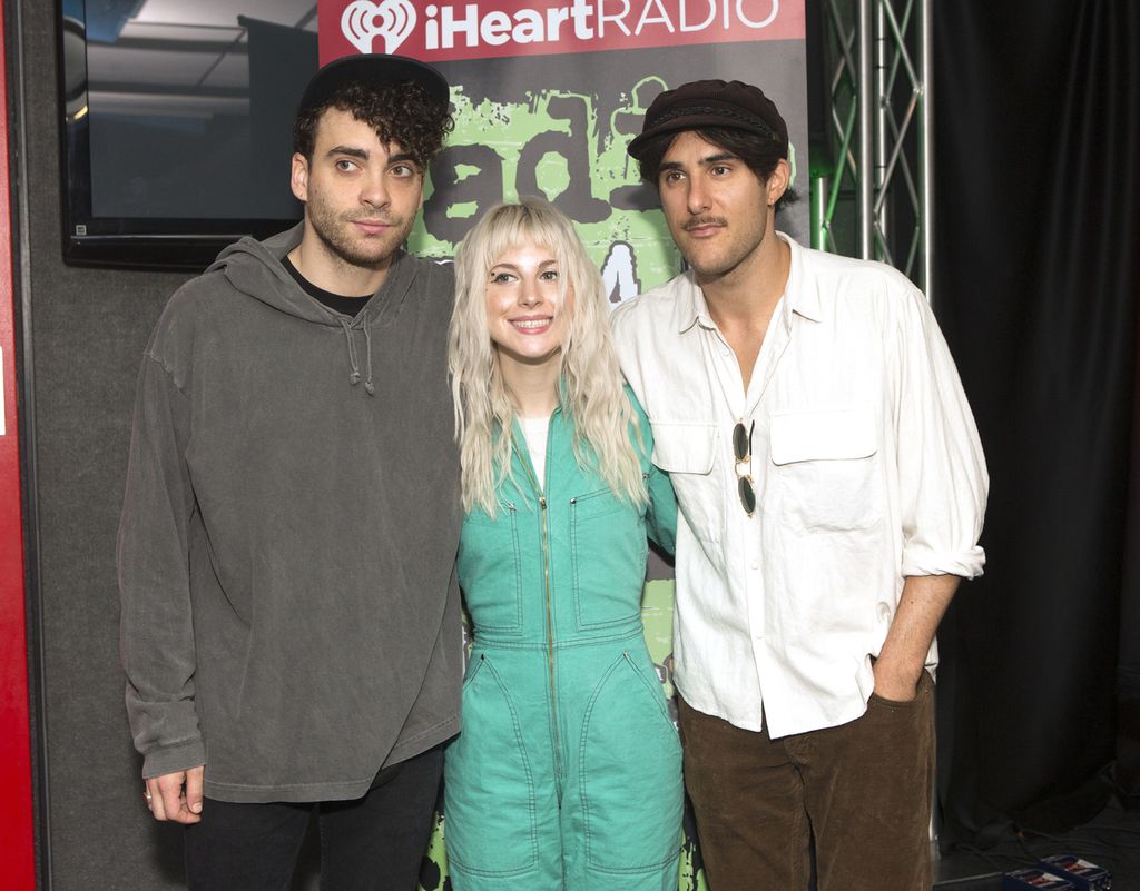 Taylor York, Hayley Williams, dan Zac Farro (dari kiri ke kanan) dari <i>band</i> Paramore saat mengunjungi Radio 104.5 Performance Theater pada Senin, 9 Oktober 2017, di Philadelphia.