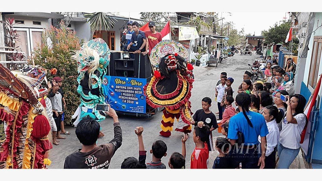 Panitia musyawarah Desa Pandanlandung, Kecamatan Wagir, Kabupaten Malang, Jawa Timur, Senin (3/9/2018), melakukan sosialisasi keliling untuk mengajak warga desa agar hadir dalam musyawarah desa. 