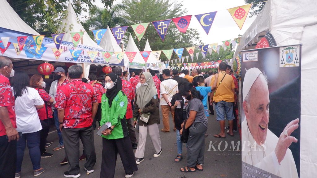 Pengunjung melihat stan pameran dalam kegiatan Religi Expo 7 dan Mooncake Festival 2022 di Banjarmasin, Kalimantan Selatan, Jumat (9/9/2022).
