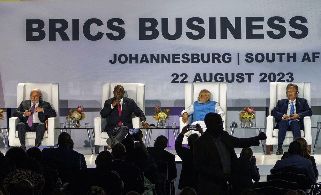 Para pemimpin kelompok BRICS hadir dalam konferensi tingkat tinggi selama tiga hari di Johannesburg, Afrika Selatan, 22 Agustus 2023. BRICS menerima sejumlah anggota baru, termasuk Iran. 