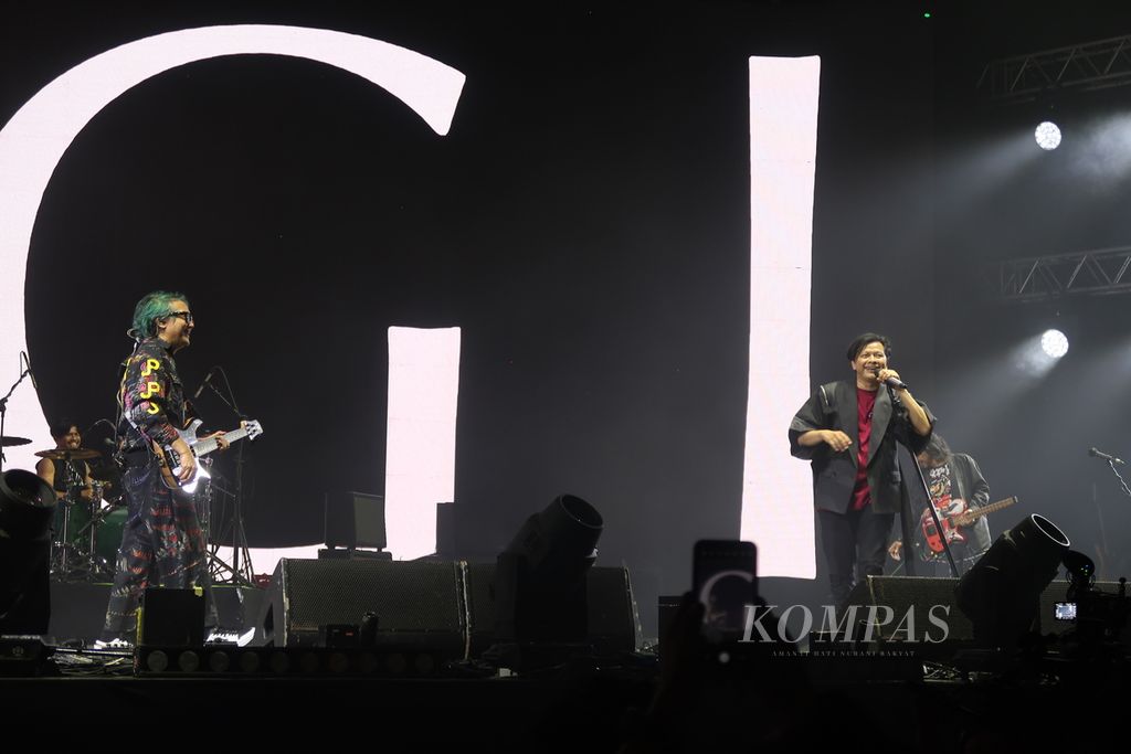 Suasana konser Gigi yang bertajuk Giginfinity di Istora Senayan, Jakarta, Sabtu (24/8/2024). Pada konser ini, Gigi merayakan ulang tahun grup yang ke-30 tahun. Gigi beranggotakan Armand Maulana (vokal), Dewa Budjana (gitar), Thomas Ramdhan (bas), dan Gusti Hendy (drum). 