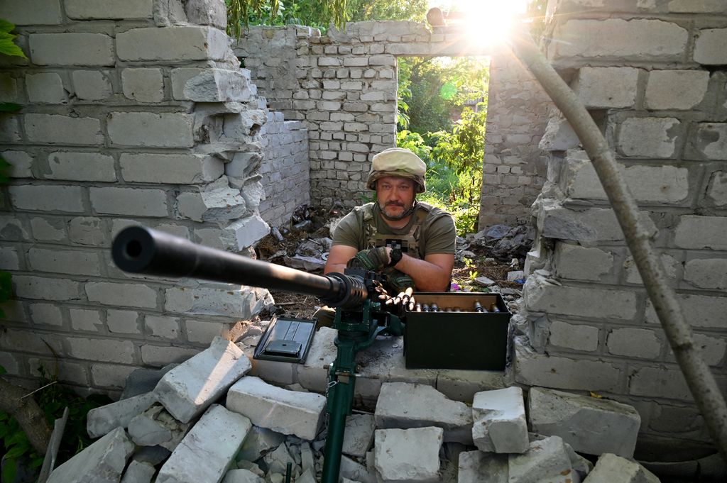 Seorang prajurit Ukraina tengah berjaga di sebuah pos terdepan di Chuguiv, Kharkiv pada Kamis (9/6/2022).