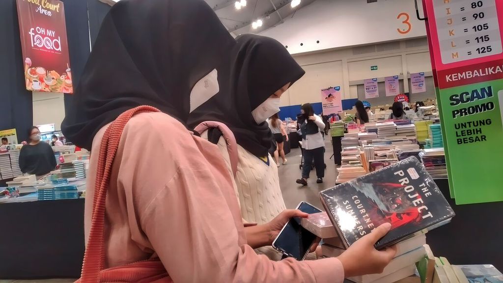 Laisa Nayfa Syahmalika (18) dan Salma (18) pada pembukaan bazar buku Big Bad Wolf (BBW) Books 2023 di ICE BSD, Tangerang Selatan, Jumat (26/5/2023).
