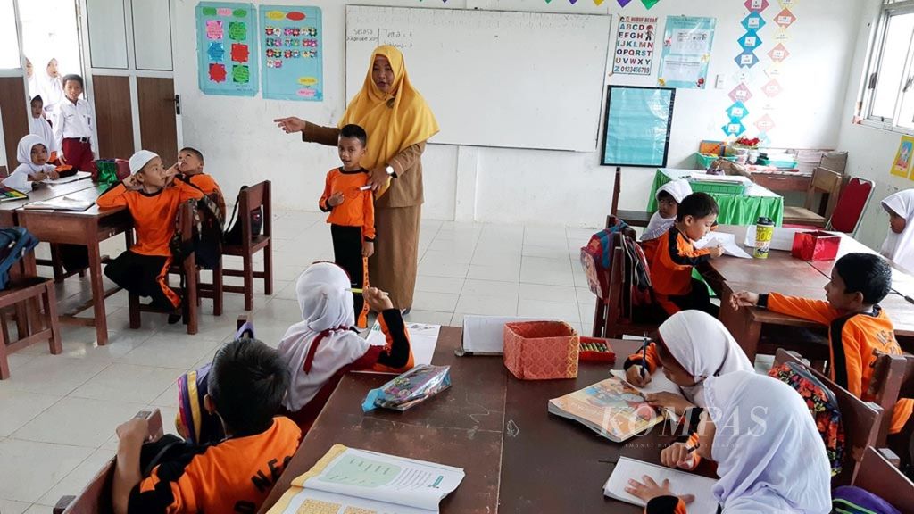 Maria Ulfa (31), guru honorer di SD Negeri 72 Banda Aceh, mengajar siswanya. Maria menjadi guru honorer sejak 2018. Upah yang dia dapatkan sebagai guru honorer Rp 230.000 per bulan. Untuk memenuhi kebutuhan hidup, Maria juga menjadi buruh cuci pakaian. Peringatan Hari Guru Dunia 2022 menempatkan guru sebagai detak jantung transformasi pendidikan sehingga negara harus memastikan kesejahteraan, profesionalisme, dan perlindungan bagi mereka.