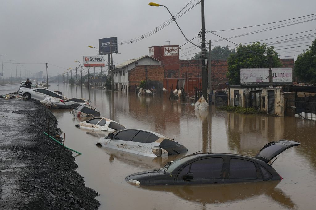 Beberapa kendaraan terendam banjir, menyusul hujan lebat yang melanda di salah satu ruas jalan di Sao Leopoldo, Negara Bagian Rio Grande do Sul, Brasil, Sabtu (11/5/2024). 
