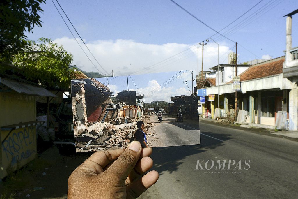 Sejumlah bangunan di tepi Jalan Raya Piyungan, Kabupaten Bantul, DI Yogyakarta, rusak akibat gempa seperti terlihat pada foto karya Wawan H Prabowo, 27 Mei 2006. Kondisi terbaru difoto lagi pada Minggu (8/5/2018). 