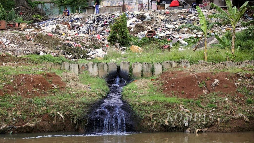 Air limbah berwarna kebiru-biruan dibuang ke Sungai Pesanggrahan, Kebon Jeruk, Jakarta Barat, Sabtu (14/1/2017). 