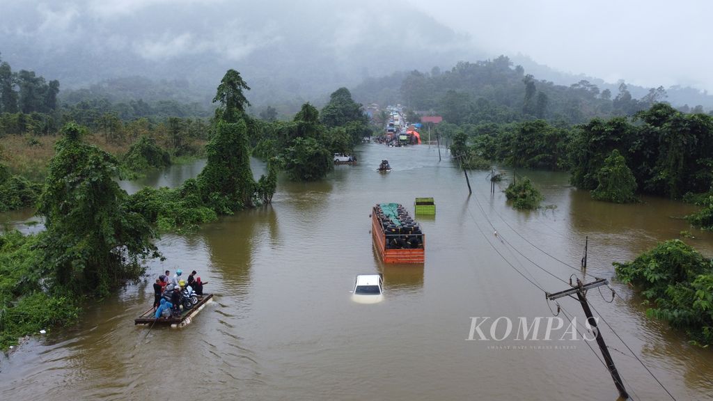 Several vehicles sunk on the Trans-Sulawesi route in Oheo District, North Konawe, Southeast Sulawesi, which was paralyzed until Friday (10/5/2024). Residents used rafts to cross the 700-meter-long section that was cut off. Transportation for residents and logistics on the route connecting Southeast Sulawesi and Central Sulawesi was hampered.