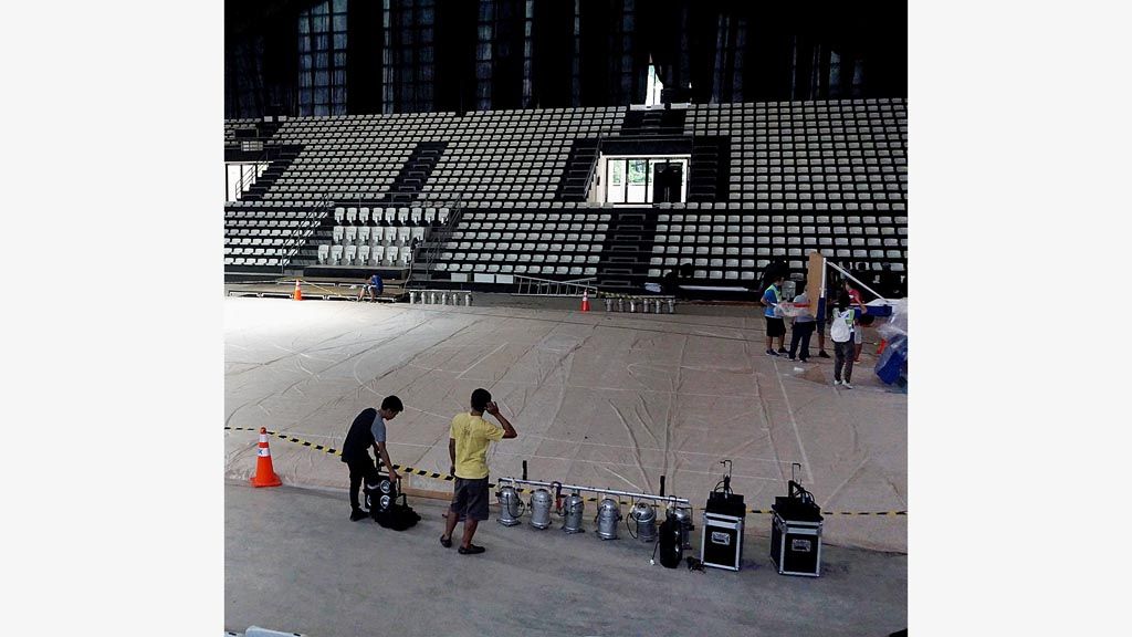 Pekerja mengatur pemasangan lampu dan ring basket di Hall Basket Kompleks Gelora Bung Karno, Jakarta, Senin (5/2). Arena ini akan digunakan untuk uji coba kejuaraan Asian Games 2018. Selain lampu, perlengkapan penunjang lain seperti tenda untuk panitia dan ofisial juga telah dipasang di luar arena.