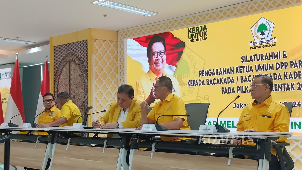 Ketua Umum Partai Golkar Airlangga Hartarto (tengah) saat memberikan pengarahan bakal calon kepala daerah dari Partai Golkar di Kantor DPP Partai Golkar, Jakarta, Sabtu (6/4/2024).