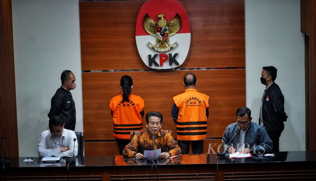 Wakil Ketua KPK Johanis Tanak (tengah) memimpin ekspose penahanan Bupati Kapuas Ben Brahim S Bahat bersama istrinya yang merupakan anggota DPR Fraksi Partai Nasdem, Ary Egahni, di Kantor Komisi Pemberantasan Korupsi, Jakarta, Selasa (28/3/2023). 