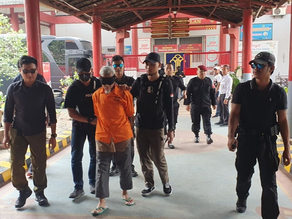 Napi terorisme tiba di Lapas Kelas 1 Surabaya di Kecamatan Porong, Sidoarjo, Jawa Timur, Kamis (7/12/2023).