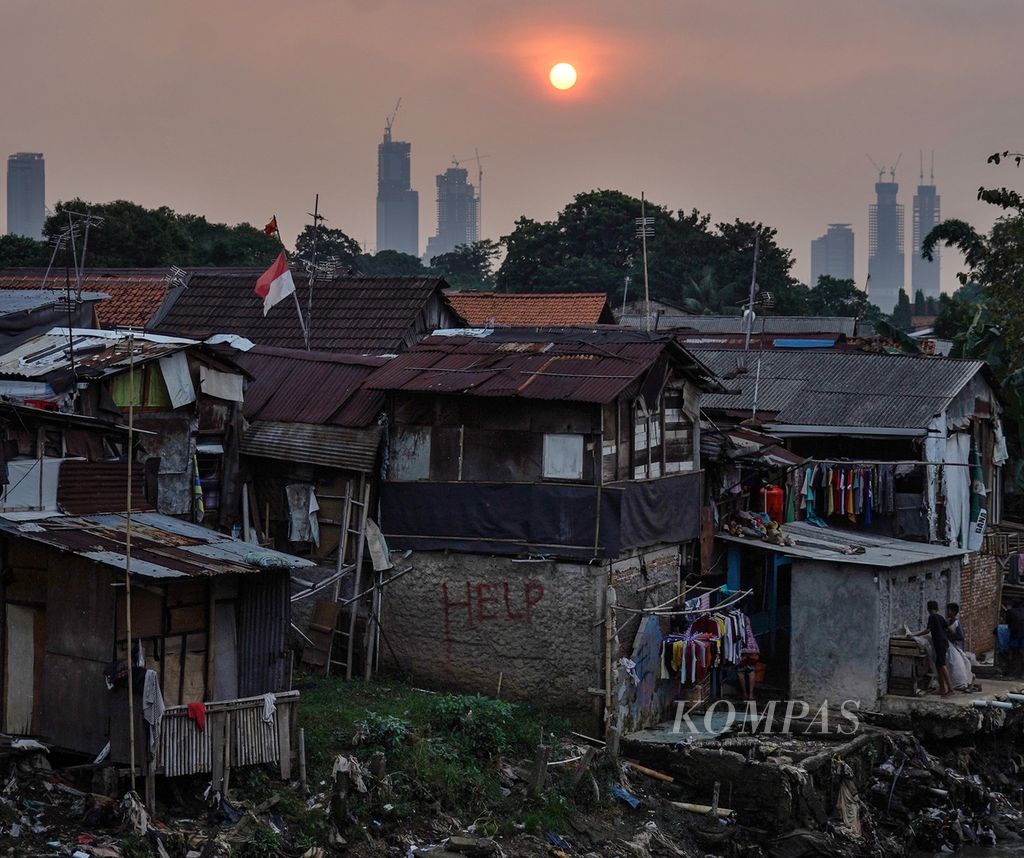 Suasana pemukiman padat di tepian Sungai Ciliwung di Manggarai, Jakarta, Senin (7/6/2021). 