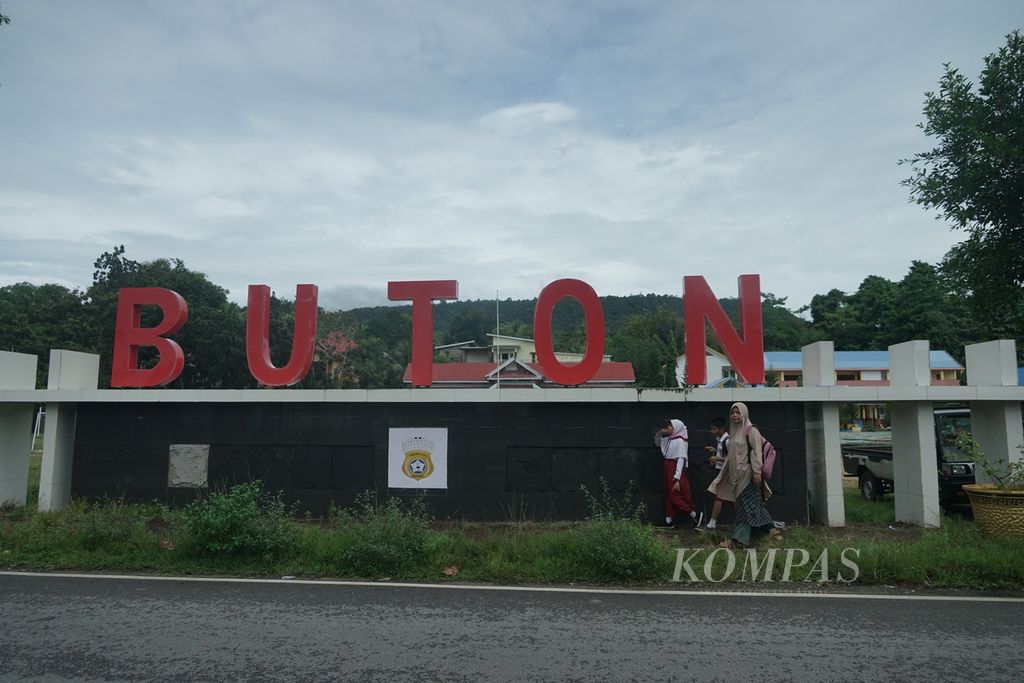 Plang nama daerah di salah satu sudut Kabupaten Buton, Sulawesi Tenggara, Selasa (25/5/2022).
