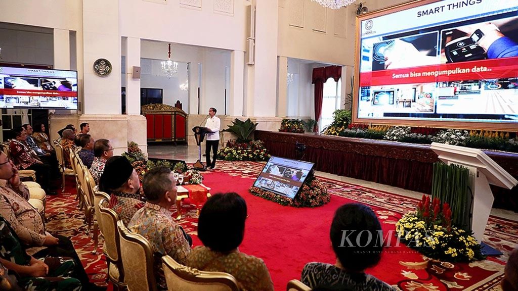 Presiden Joko Widodo menyampaikan sambutan pada peluncuran jaringan serat optik Palapa Ring, Senin (14/10/2019), di Istana Negara, Jakarta.