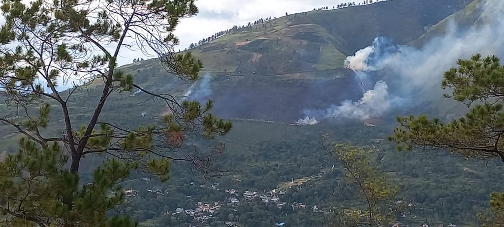 Lereng Gunung Pusuk Buhit di Danau Toba terbakar, Sabtu, (28/5/2022). Puluhan hektar lahan di lereng Danau Toba terbakar selama bulan Mei ini.