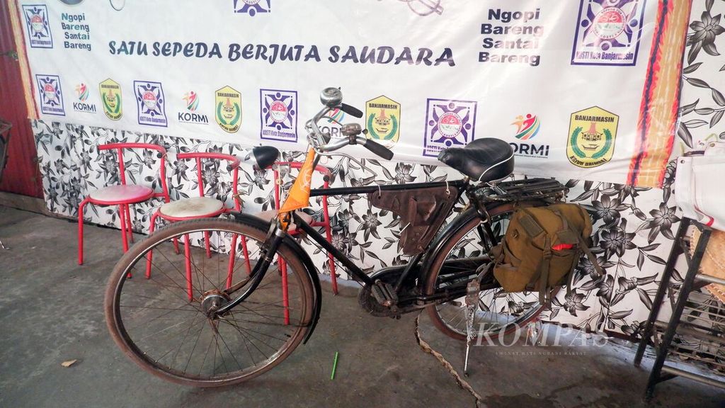 Sebuah sepeda ontel terparkir di Sekretariat Komunitas Sepeda Tua Indonesia (Kosti) Kota Banjarmasin di Banjarmasin, Kalimantan Selatan, Rabu (20/9/2023). Sepeda onthel yang sudah berusia puluhan tahun itu tetap dirawat dengan baik.